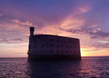 Escapade sur Fort Boyard au soleil couchant - La Rochelle Croisières