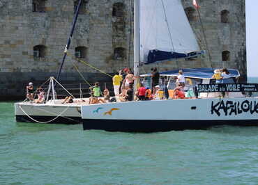Balade en mer sur catamaran à voile vers Fort Boyard – Kapalouest