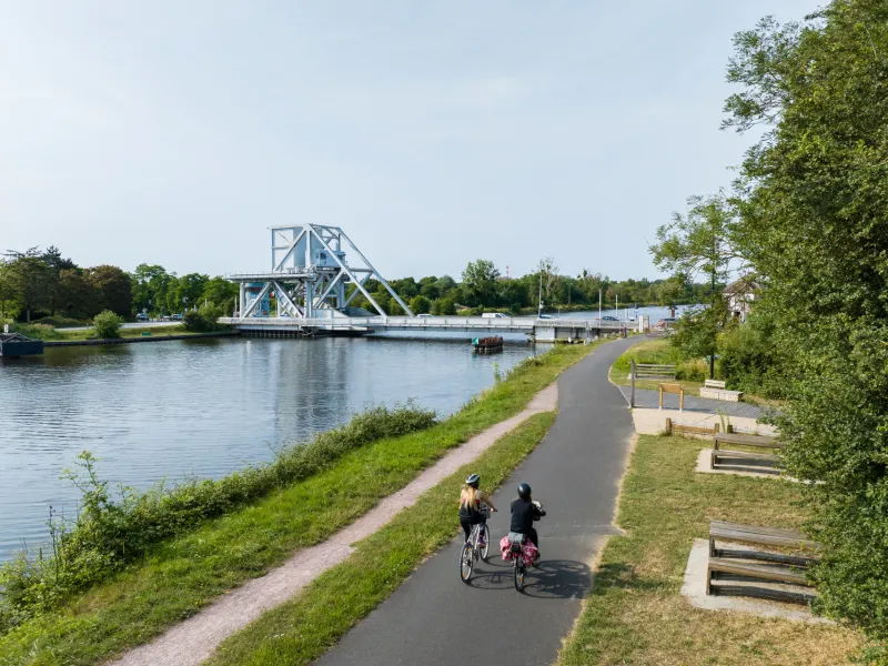 Arrivée au Pegasus Bridge à vélo