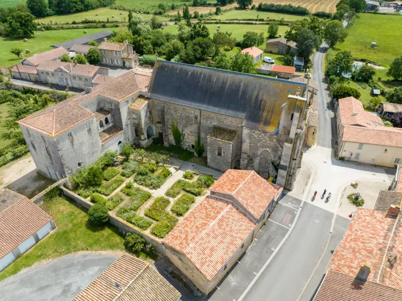 Vue aérienne de la collégiale de Saint-Marc-la-Lande à vélo