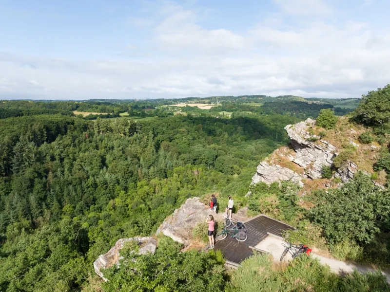 Surplomber les environs depuis la Roche d’Oëtre