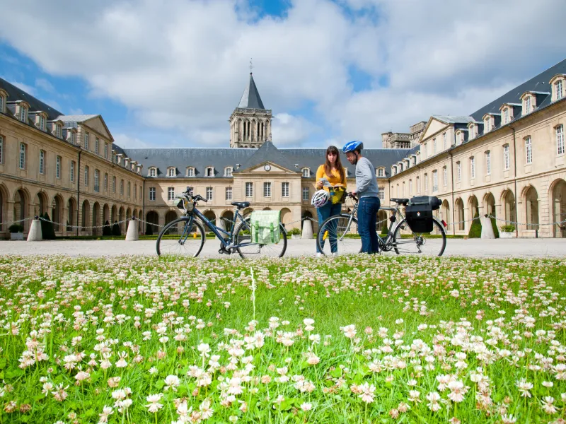 L'Abbaye aux Hommes à Caen - La Vélo Francette