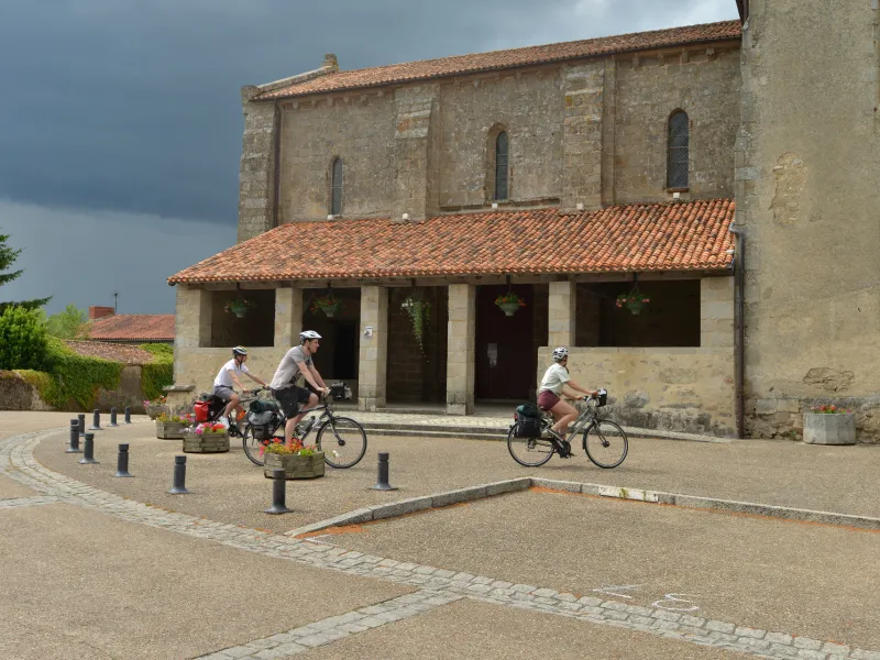 Eglise romane à Gourge sur La Vélo Francette
