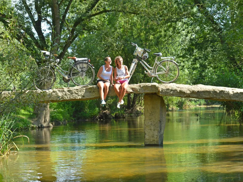 Le Thouet à vélo - pause sur un pont