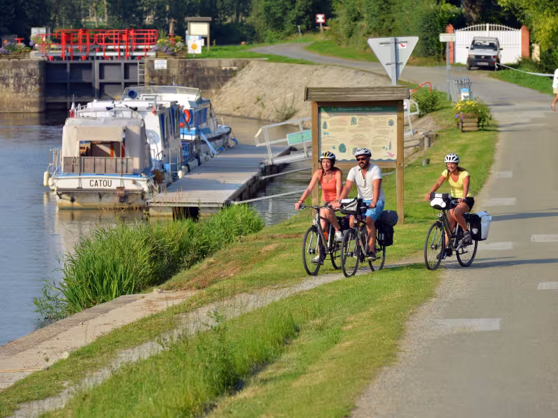 Vélo en bord de Mayenne à Montgiroux