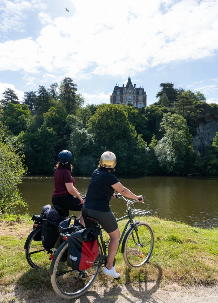 Château en bord de Mayenne - Jaille-Yvon, La Vélo Francette