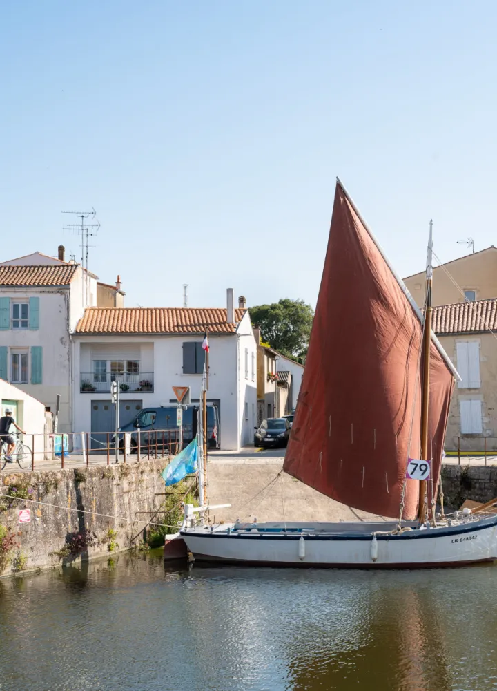 Bateau amarré à Marans