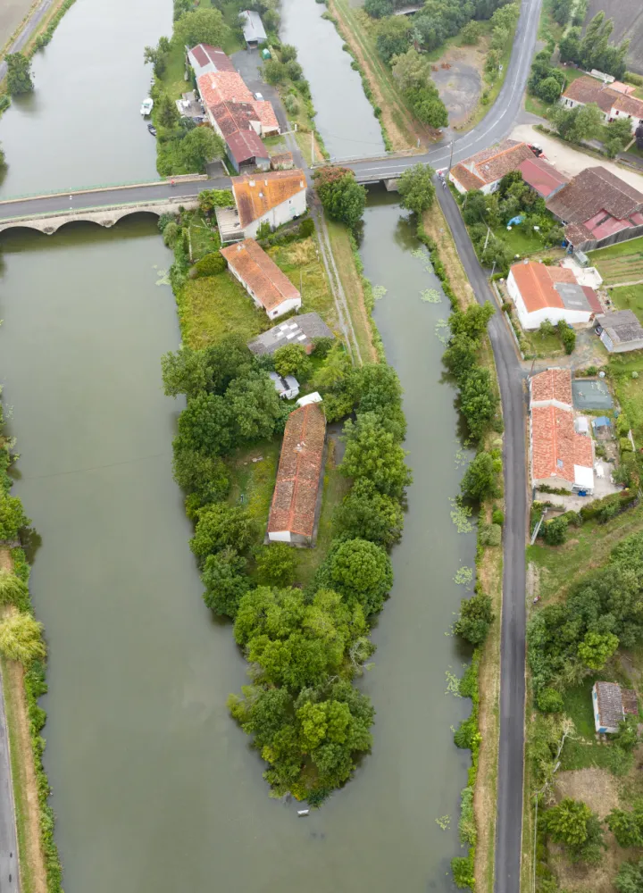 Vue aérienne de la Sèvre Niortaise à La Croix des Mary