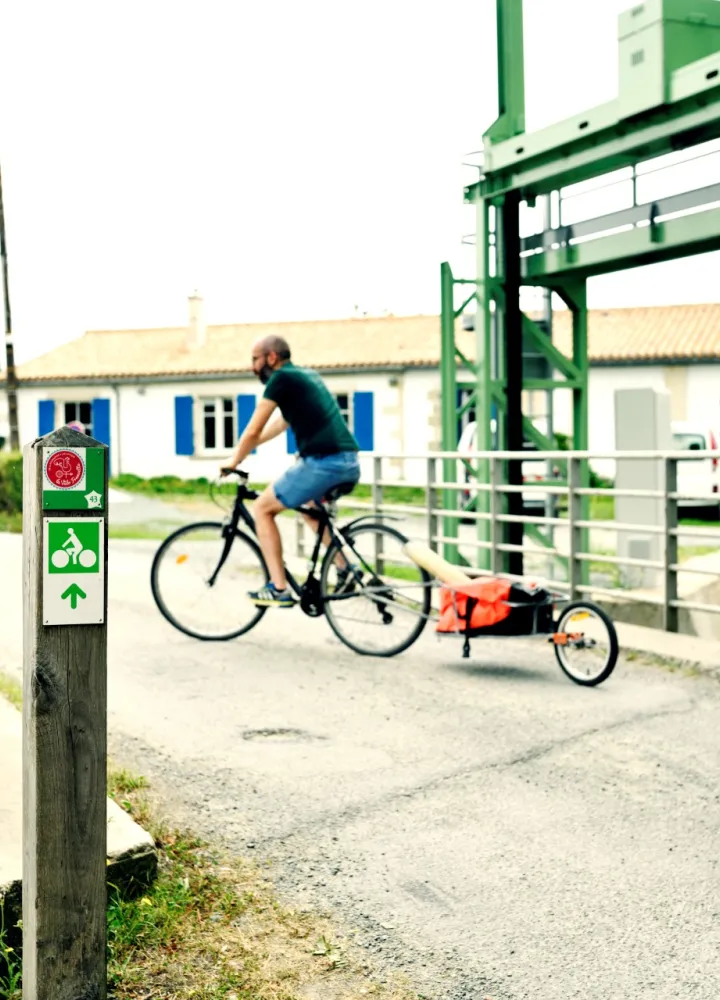 Balisage de la Vélo Francette en Vendée à Bazoin