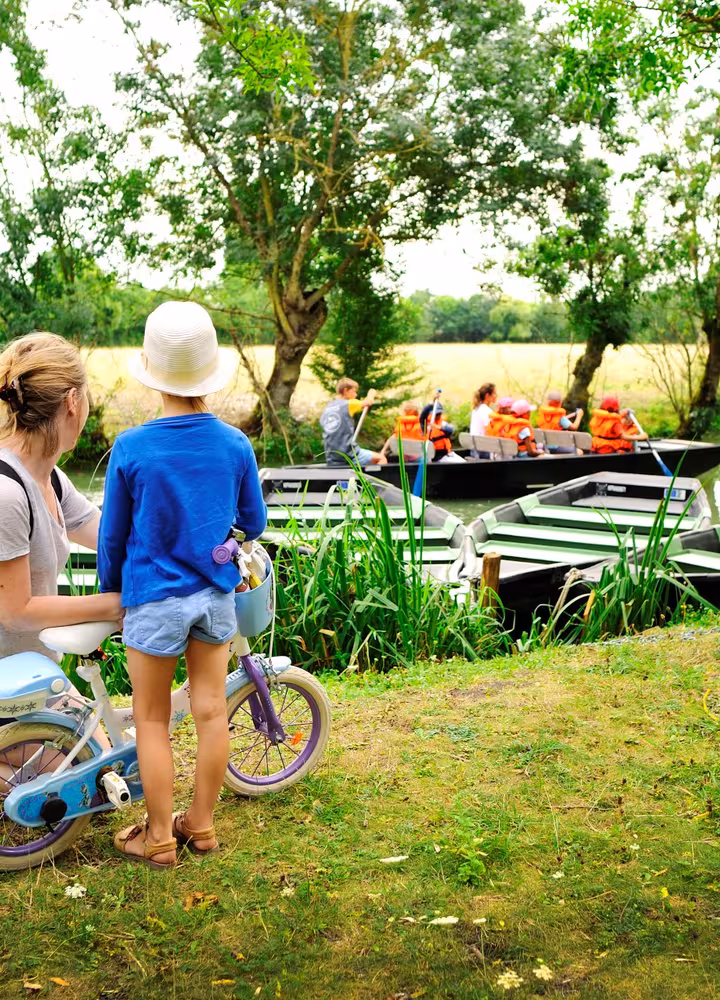 Barques sur la Sèvre à Bazoin