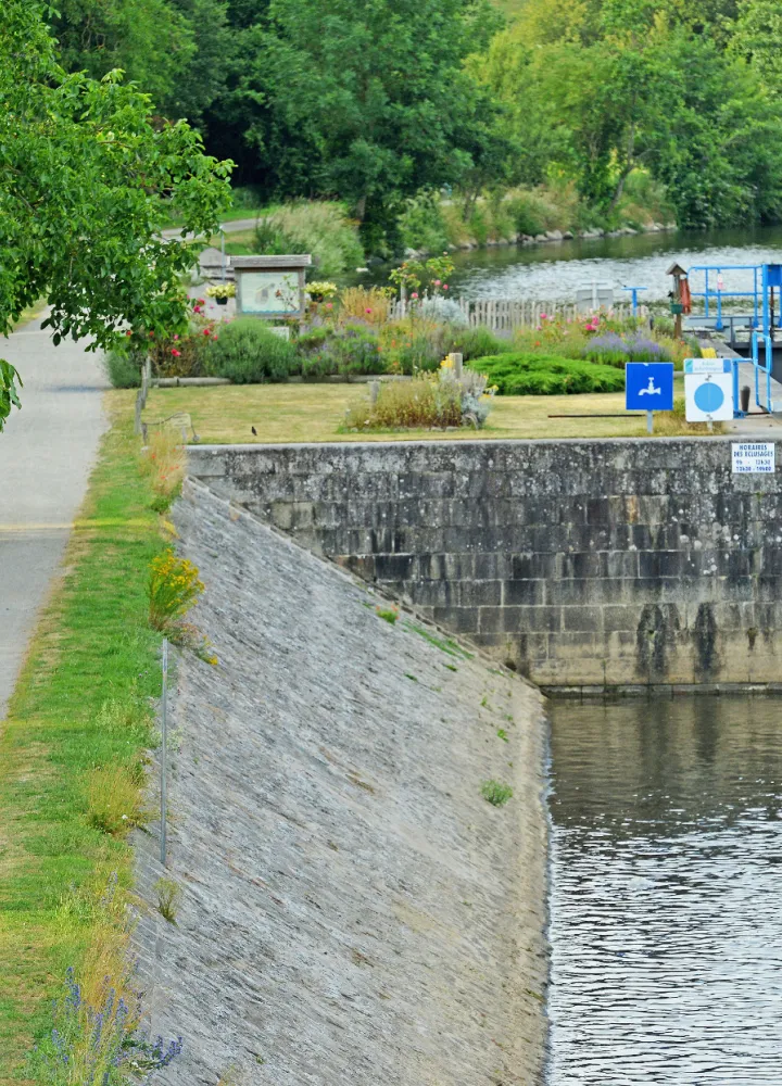 Chemin de halage de la Mayenne à vélo vers Entrammes