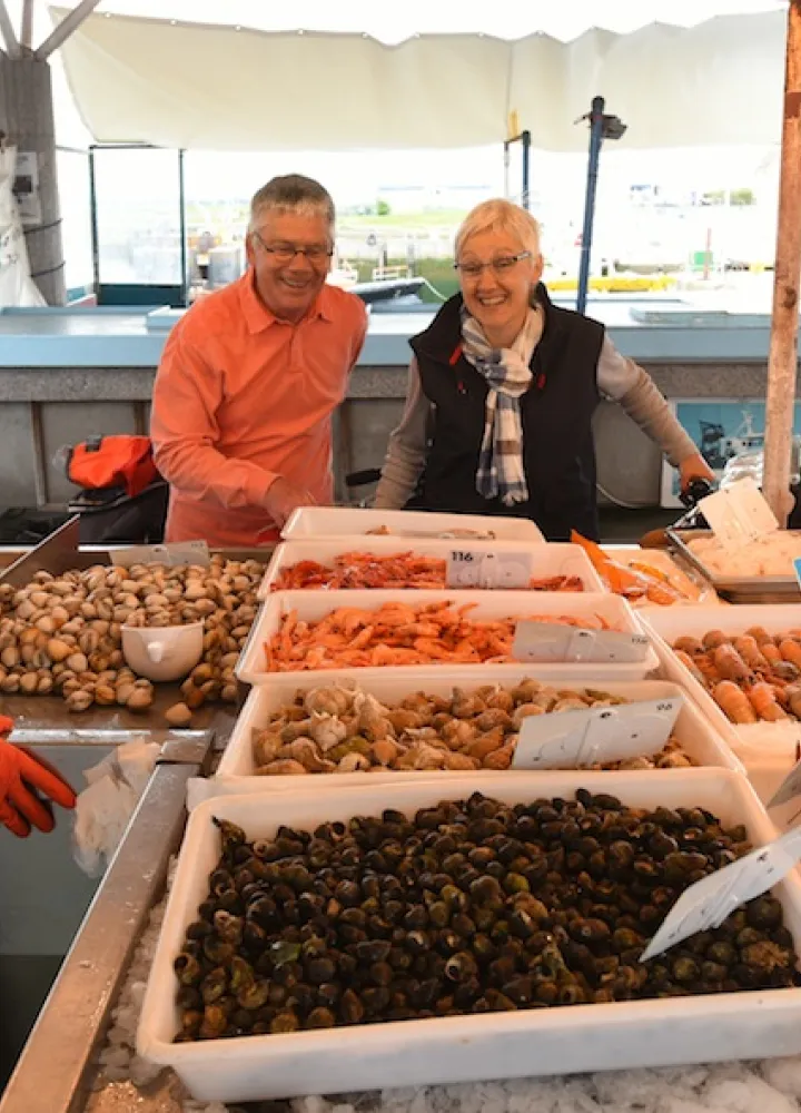 Marché aux poissons et fruits de mer à Ouistreham