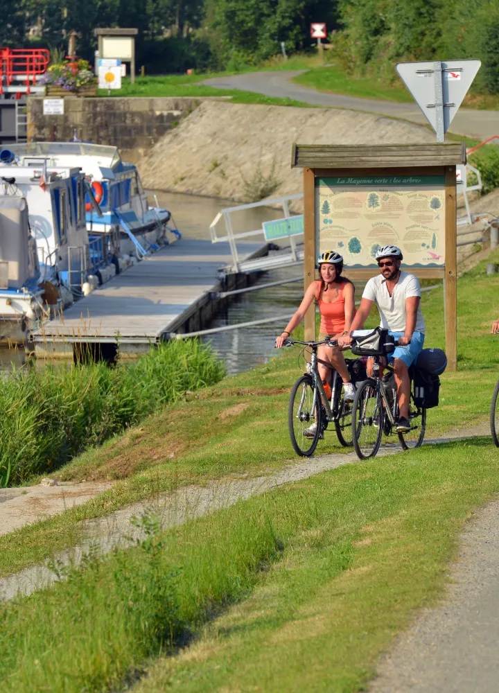 Vélo en bord de Mayenne à Montgiroux