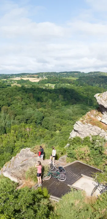 Surplomber les environs depuis la Roche d’Oëtre