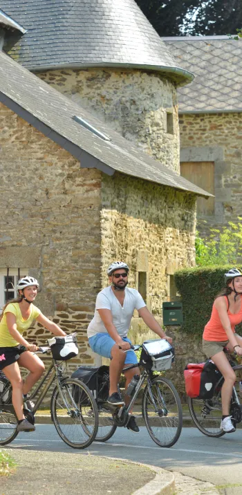 Arrivée à St-Loup-du-Gast à vélo en famille
