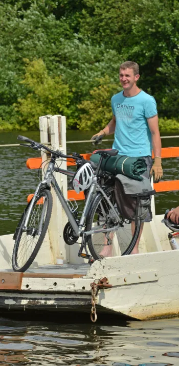 Le Bac de Menil sur la Mayenne