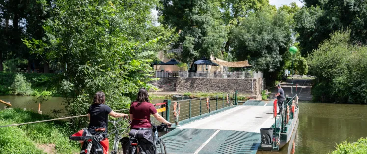 Bac vers l'Île Aubin - La Vélo Francette