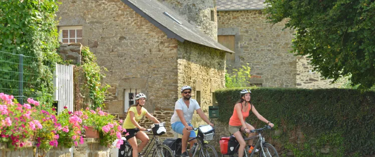 Arrivée à St-Loup-du-Gast à vélo en famille