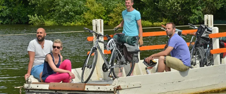 Le Bac de Menil sur la Mayenne