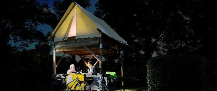 Camping dans une hutte pour cyclistes à Saint-Jean (Mayenne)