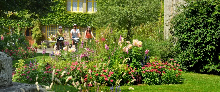 Jardins de St-Loup-du-Gast - La Vélo Francette