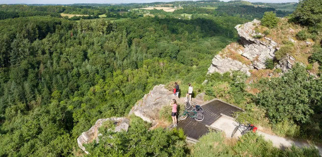 Surplomber les environs depuis la Roche d’Oëtre
