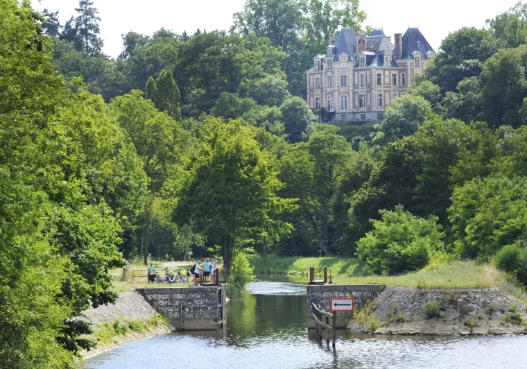 Château aux abords de Montgiroux sur La Mayenne