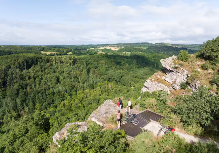 Surplomber les environs depuis la Roche d’Oëtre