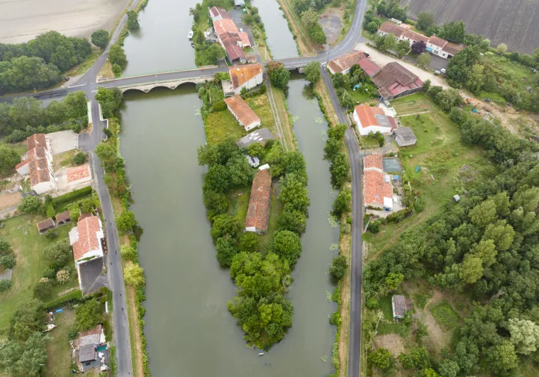 Vue aérienne de la Sèvre Niortaise à La Croix des Mary