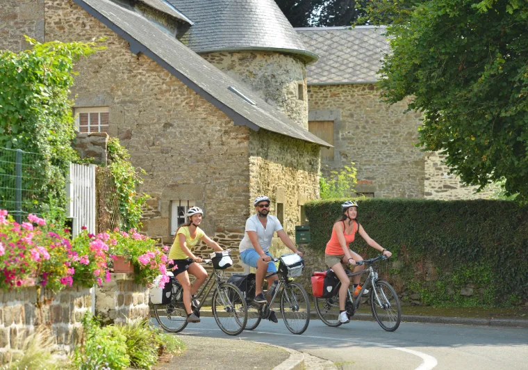 Arrivée à St-Loup-du-Gast à vélo en famille