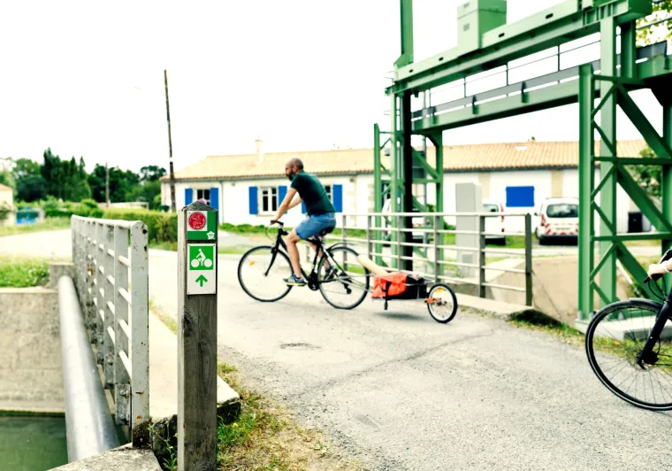 Balisage de la Vélo Francette en Vendée à Bazoin