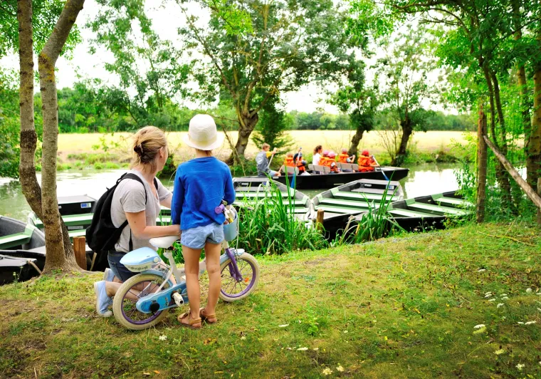 Barques sur la Sèvre à Bazoin