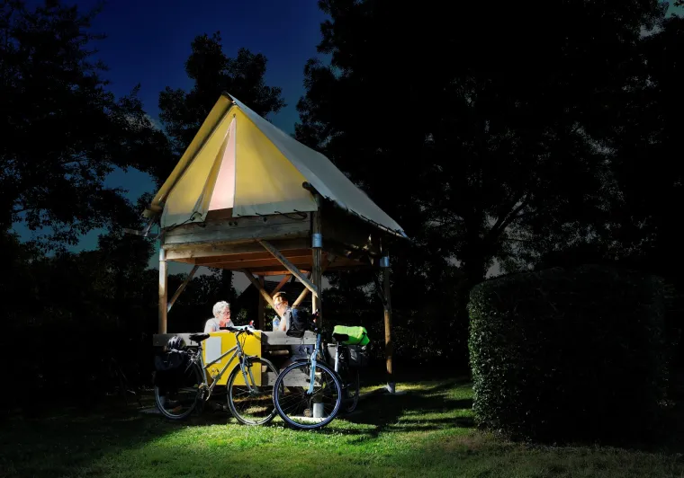Camping dans une hutte pour cyclistes à Saint-Jean (Mayenne)