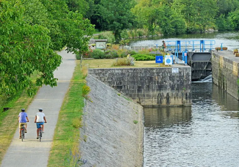 Chemin de halage de la Mayenne à vélo vers Entrammes