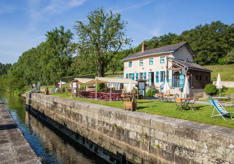 Les maisons éclusières en bord de Mayenne