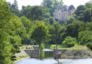 Château aux abords de Montgiroux sur La Mayenne