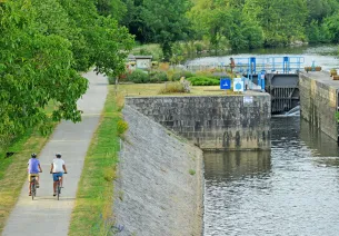 Chemin de halage de la Mayenne à vélo vers Entrammes