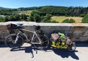 Remorque vélo avec sacoches pour voyager