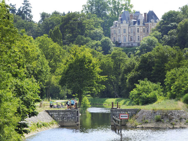 Château aux abords de Montgiroux sur La Mayenne