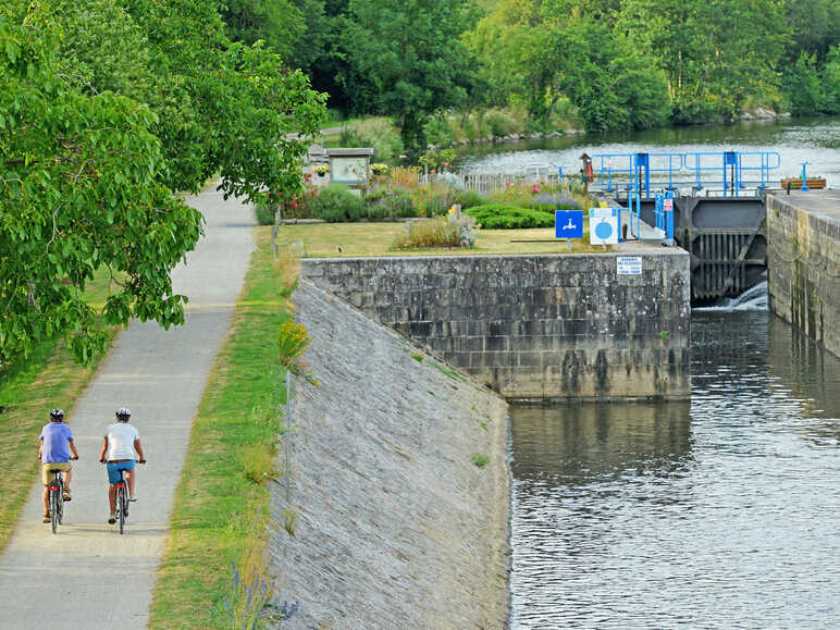 Chemin de halage de la Mayenne à vélo vers Entrammes