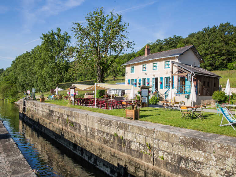 Les maisons éclusières en bord de Mayenne