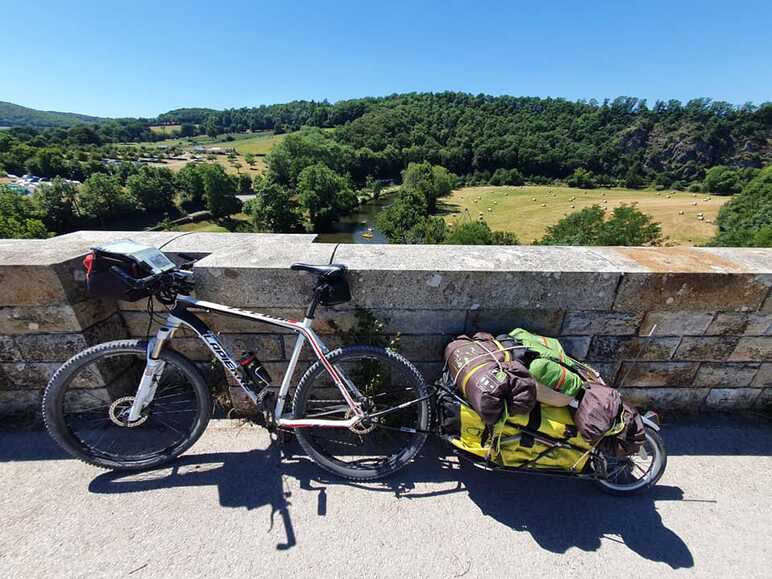 Remorque vélo avec sacoches pour voyager