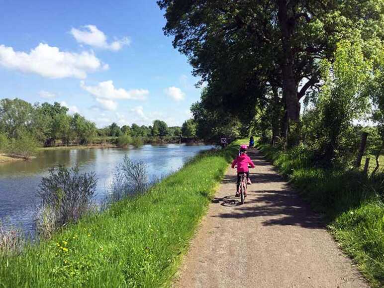 Vélo Francette le long de la mayenne en famille